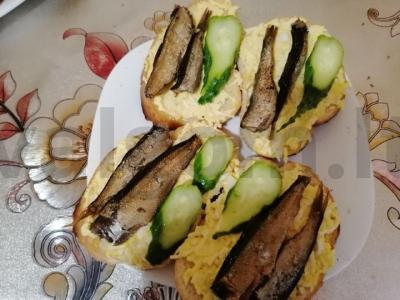 Sumuštiniai su šprotų ir kiaušinių-česnako užtepu pagrindine nuotrauka