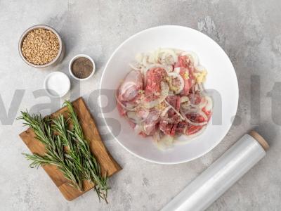 Kailinis triušis su kviečių kruopomis, grybais ir rozmarinu padaže Žingsnis 1