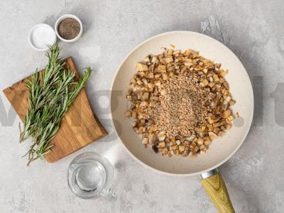 Kailinis triušis su kviečių kruopomis, grybais ir rozmarinu padaže Žingsnis 2