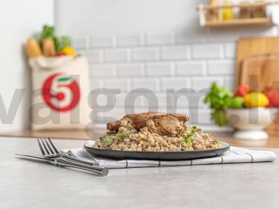 Kailinis triušis su kviečių kruopomis, grybais ir rozmarinu padaže pagrindine nuotrauka