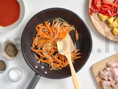 Indėnų filė ir vištienos šlaunelės guliašo sriuba Žingsnis 1