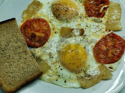 Kiaušinienė su pomidorais pagrindine nuotrauka