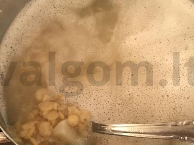 Žirnių sriuba su rūkytais mėsos gaminiais Žingsnis 3