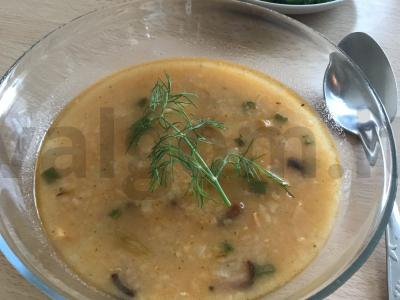 Žirnių sriuba su rūkytais mėsos gaminiais pagrindine nuotrauka