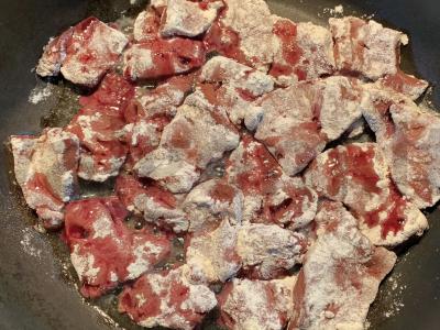 Jautienos kepenys grietinėje Žingsnis 2