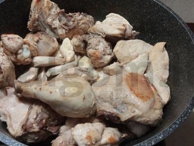 Vištiena su džiovintais vaisiais troškinta Žingsnis 1