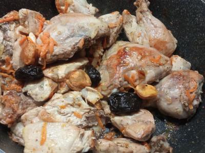 Vištiena su džiovintais vaisiais troškinta Žingsnis 3