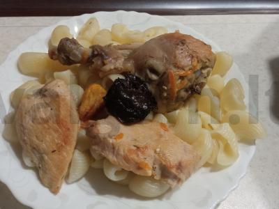 Vištiena su džiovintais vaisiais troškinta pagrindine nuotrauka