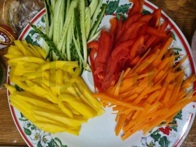 Vasaros ritinėliai su mangais ir krevetėmis Žingsnis 1