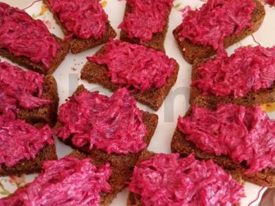 „Silkė po šubomis“ ant juodos duonos Žingsnis 7