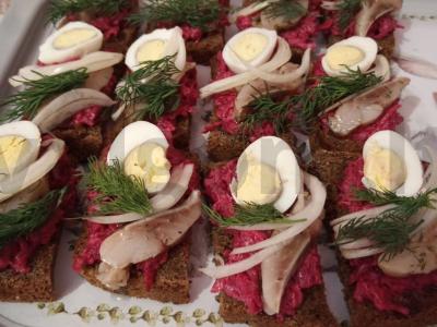 „Silkė po šubomis“ ant juodos duonos pagrindine nuotrauka