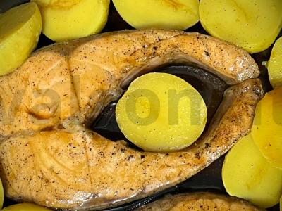 Lašišos steikai su bulvėmis pagrindine nuotrauka