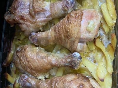 Vištienos blauzdelės su bulvytėmis kaimiškai pagrindine nuotrauka