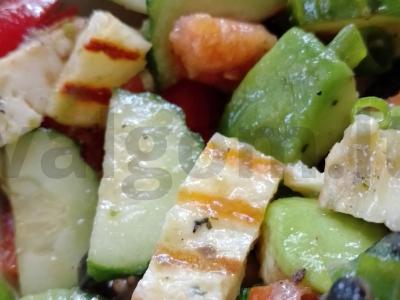 Salotos su keptu halumi pagrindine nuotrauka