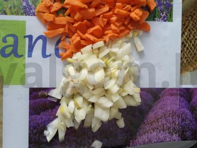 Lengvas žuvies sriuba iš lašišos galvos ir stuburo Žingsnis 3