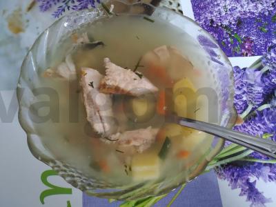 Lengvas žuvies sriuba iš lašišos galvos ir stuburo pagrindine nuotrauka