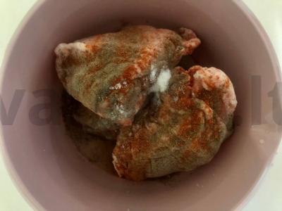 Keptos kalakutų šlaunelės su sūriu granatų marinate Žingsnis 1