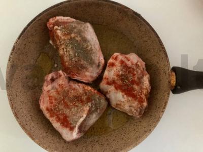 Keptos kalakutų šlaunelės su sūriu granatų marinate Žingsnis 2