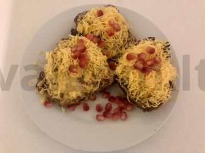 Keptos kalakutų šlaunelės su sūriu granatų marinate pagrindine nuotrauka