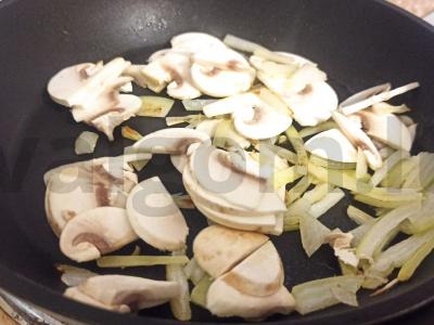 Šiltas salotas su vištiena ir pievagrybiais Žingsnis 1