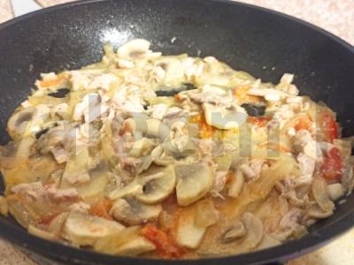 Šiltas salotas su vištiena ir pievagrybiais Žingsnis 3