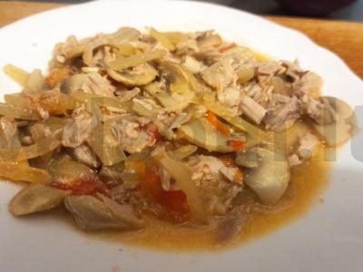 Šiltas salotas su vištiena ir pievagrybiais pagrindine nuotrauka