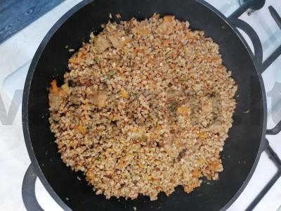 Grikių košė su jautiena pirklių stiliumi pagrindine nuotrauka