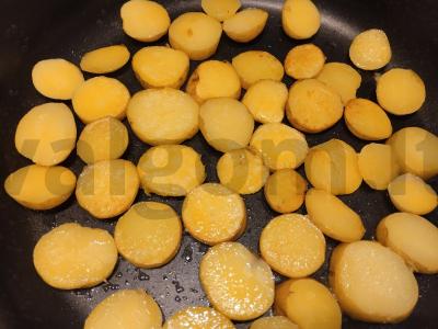 Vištienos dešrelės su jauna bulve ir svogūnu Žingsnis 1