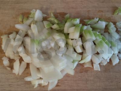 Vištienos dešrelės su jauna bulve ir svogūnu Žingsnis 2