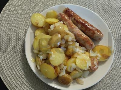 Vištienos dešrelės su jauna bulve ir svogūnu pagrindine nuotrauka