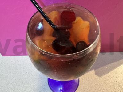 Originalus vaisių kokteilis su sulčių priedu pagrindine nuotrauka