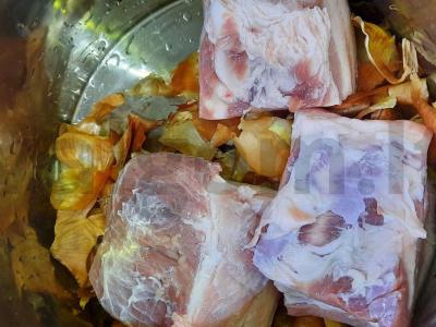 Mėsa svogūnų lukštuose Žingsnis 1