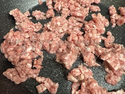 Krevetės su mėsa ir raudonuoju svogūnu Žingsnis 1