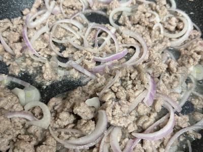 Krevetės su mėsa ir raudonuoju svogūnu Žingsnis 3