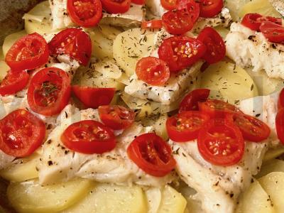 Kvapni menkė su pomidorais pagrindine nuotrauka