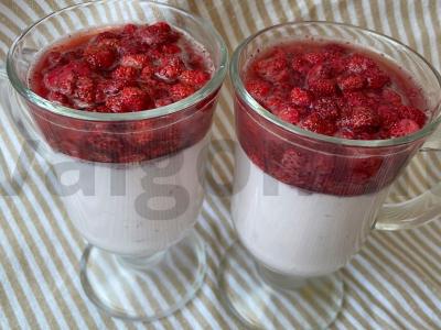 Desertas su braškėmis pagrindine nuotrauka