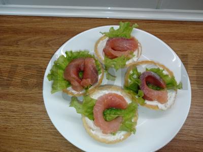 Kreminiai pyragėliai su varškės sūriu ir lašiša pagrindine nuotrauka