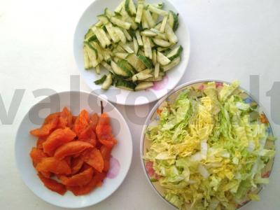 Neįprastas salotas su Pekino kopūstu ir džiovintomis abrikosais Žingsnis 1