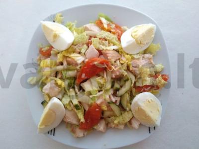 Neįprastas salotas su Pekino kopūstu ir džiovintomis abrikosais pagrindine nuotrauka