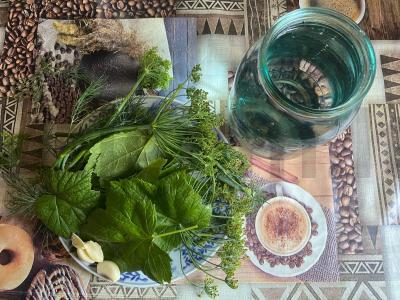 Sūdyti agurkai juodųjų serbentų lapuose Žingsnis 2