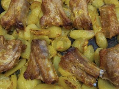 Šonkauliai su bulvėmis pagrindine nuotrauka