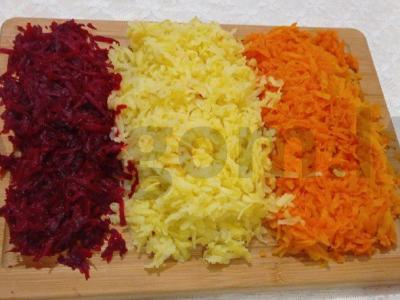 Šventinis sluoksniuotas salotas su rūkytomis šoninėmis, daržovėmis ir obuoliu Žingsnis 1