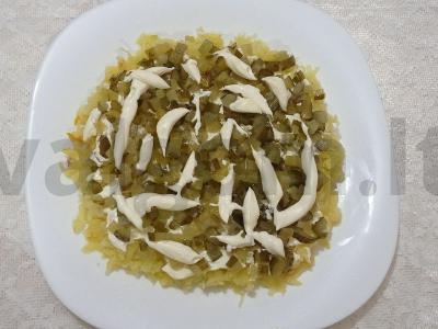 Šventinis sluoksniuotas salotas su rūkytomis šoninėmis, daržovėmis ir obuoliu Žingsnis 3