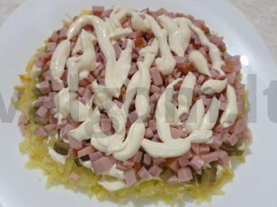 Šventinis sluoksniuotas salotas su rūkytomis šoninėmis, daržovėmis ir obuoliu Žingsnis 4