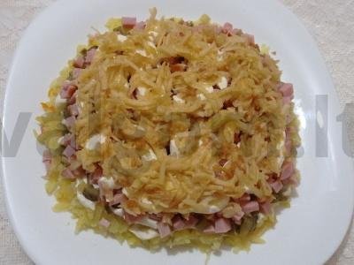 Šventinis sluoksniuotas salotas su rūkytomis šoninėmis, daržovėmis ir obuoliu Žingsnis 5