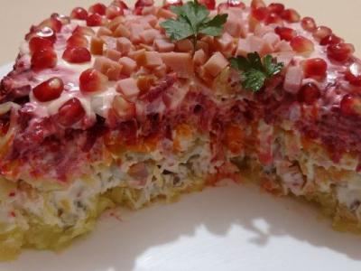 Šventinis sluoksniuotas salotas su rūkytomis šoninėmis, daržovėmis ir obuoliu pagrindine nuotrauka