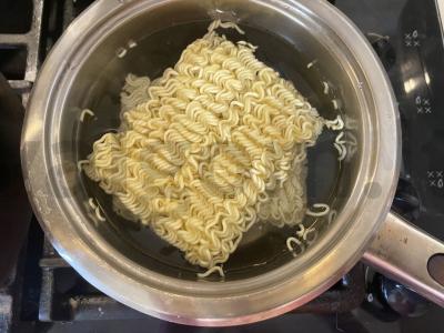 Greito paruošimo makaronai su vištiena sūrio padaže Žingsnis 1