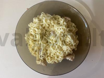 Greito paruošimo makaronai su vištiena sūrio padaže pagrindine nuotrauka