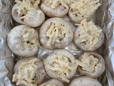 Orkaitėje kepti grybai, įdaryti sūriu Žingsnis 5