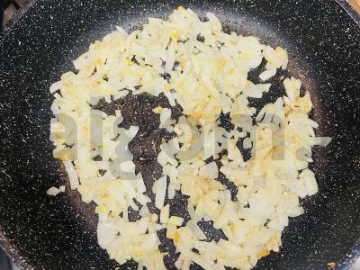 Kopūstų kotletai su keptu svogūnu ir morkomis Žingsnis 1